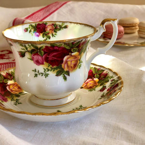 
                
                    Load image into Gallery viewer, Royal Albert 3-piece teaset, Old Country Roses
                
            